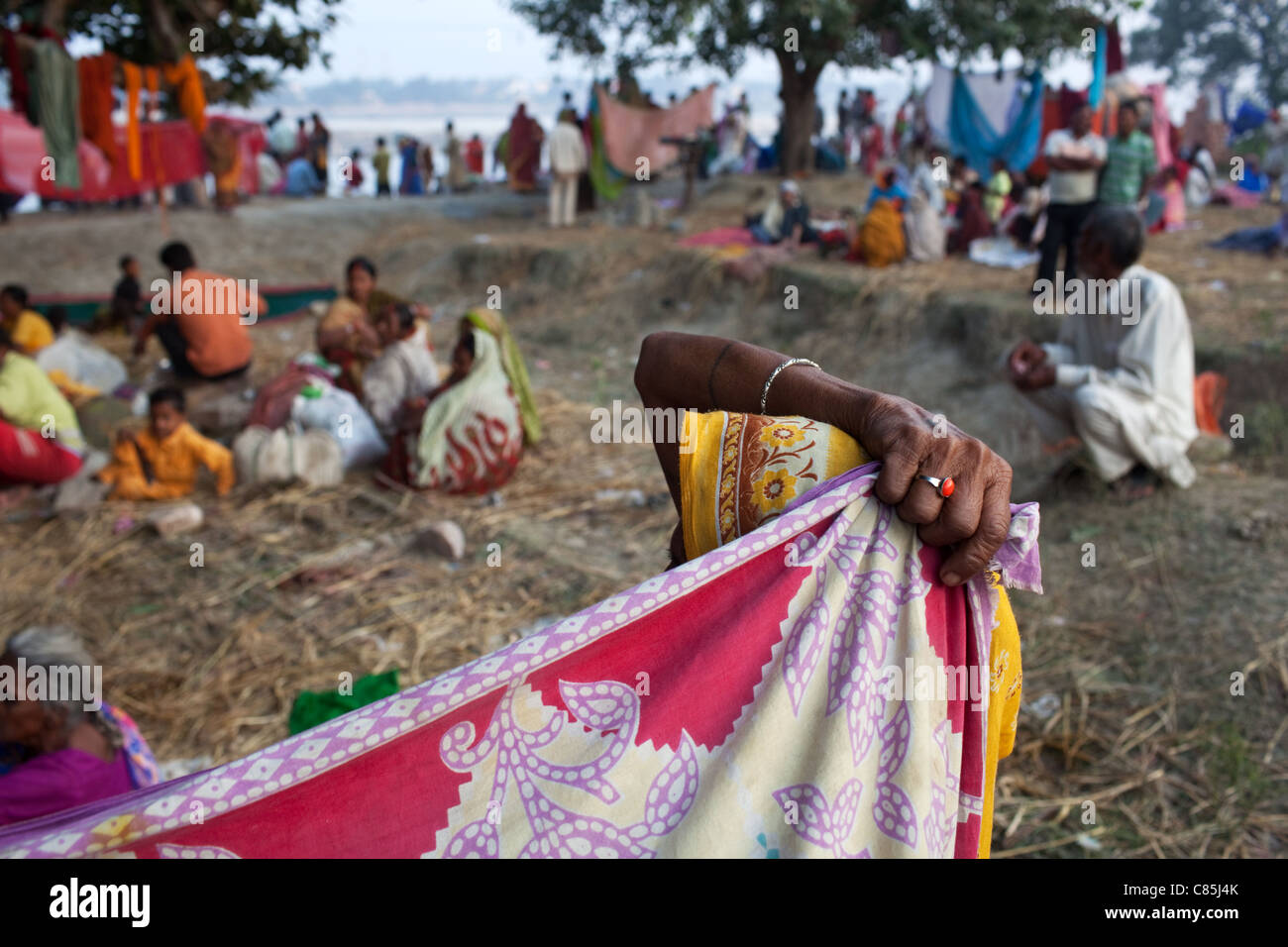Pilgrims rest in the afternoon at Sonepur Mela, Bihar state, India. 2010 Stock Photo