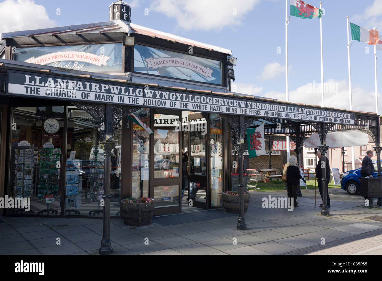 Llanfairpwllgwyngyllgogerychwyrndrobwllllantysiliogogogoch, Station