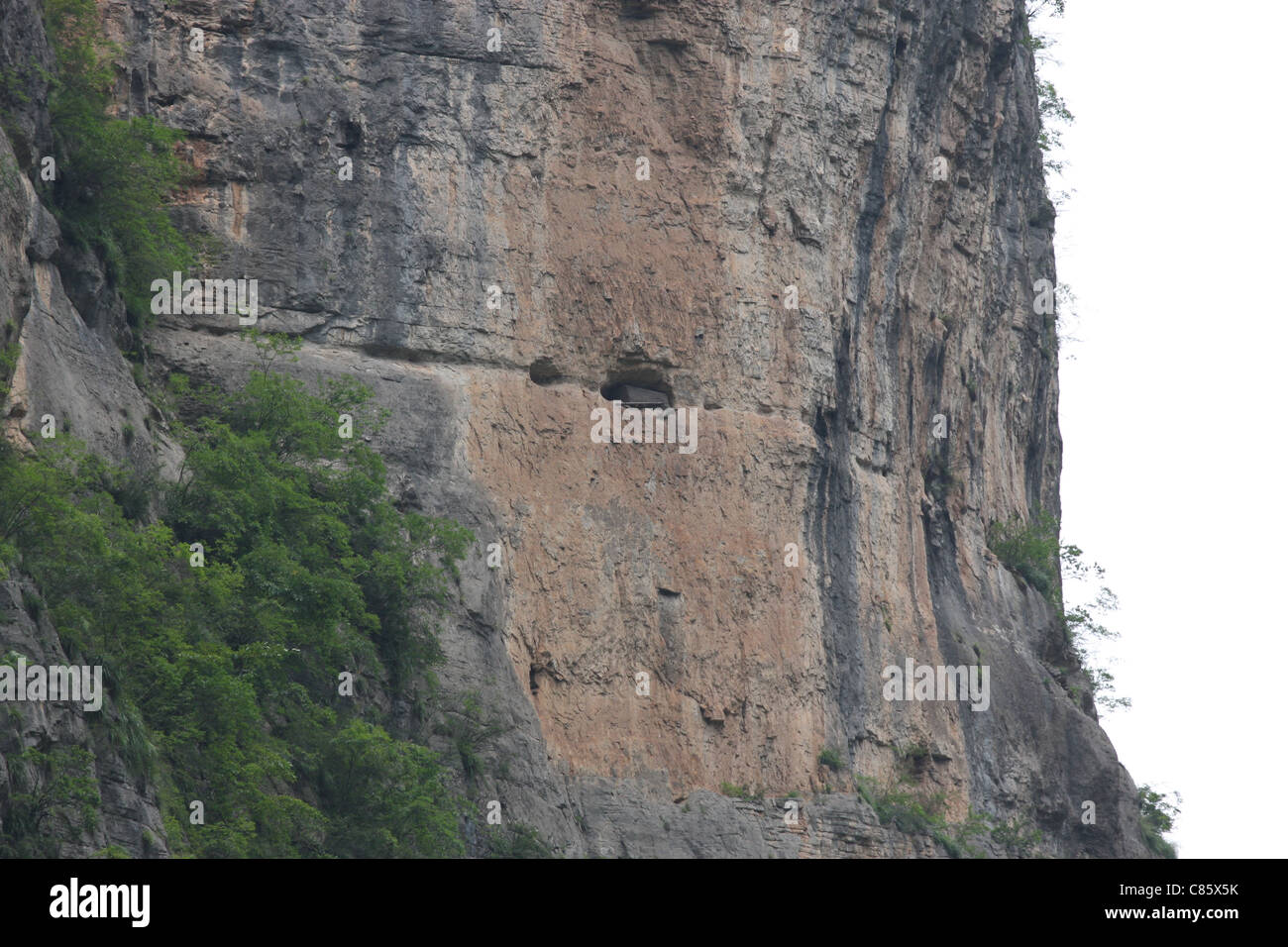Hanging coffins in cliff caves, Lesser Three Gorges, China Stock Photo