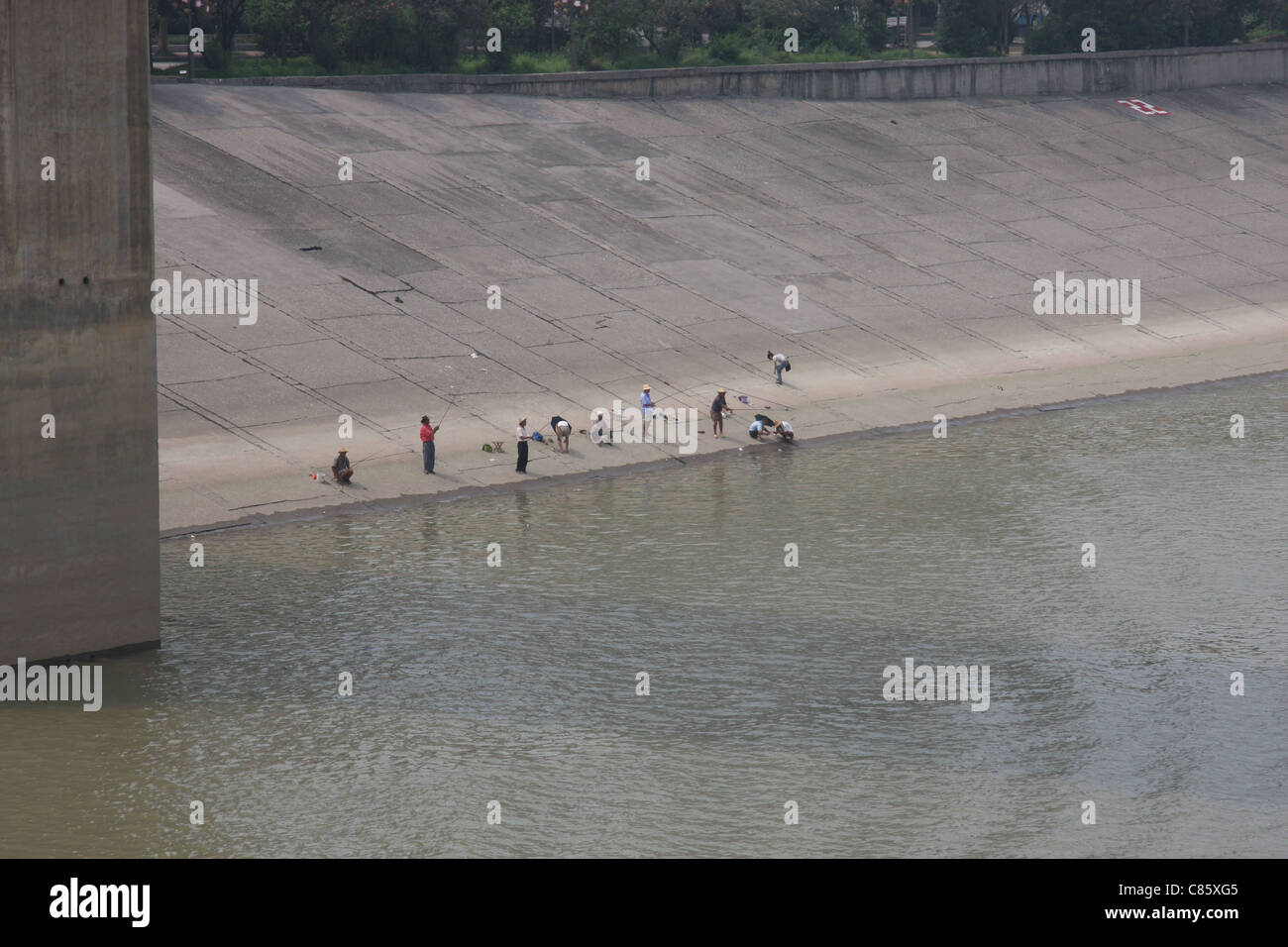Fishing along the paved banks of the Yangtze River downstream of Gezhouba Dam, Yichang City, China Stock Photo