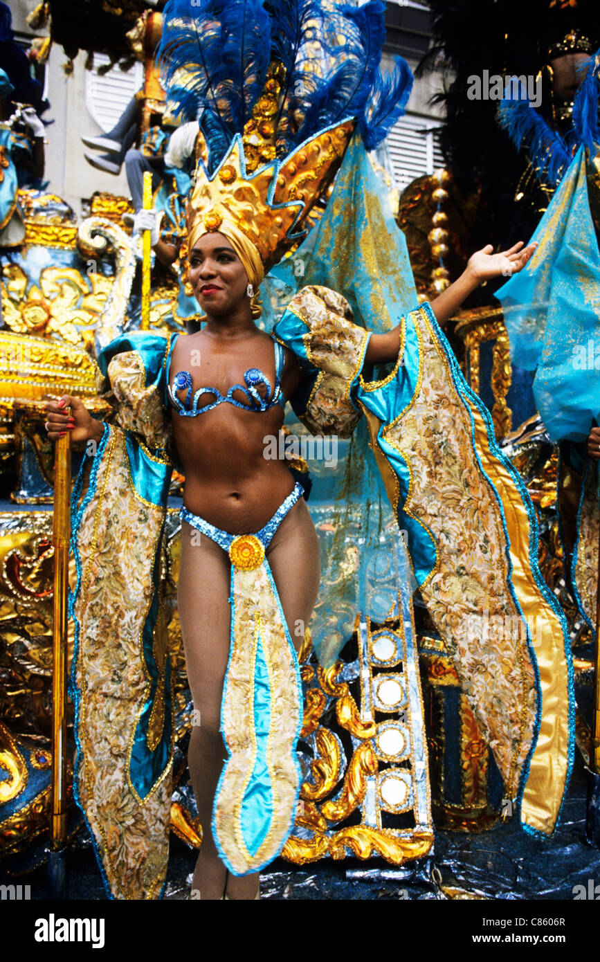 Rio de Janeiro, Brazil. Carnival Samba School; girl with turquoise and gold  bikini costume Stock Photo - Alamy