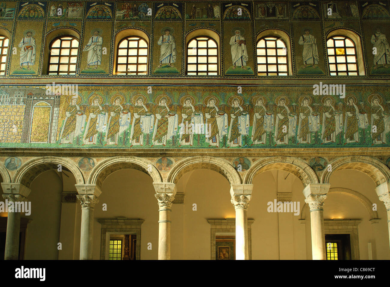 INTERIOR DE LA BASILICA DE SAN APOLINAR NUOVO - SIGLO VI. Location:  BASILICA DE SAN APOLINAR NUOVO, RAVENA, ITALIA Stock Photo - Alamy