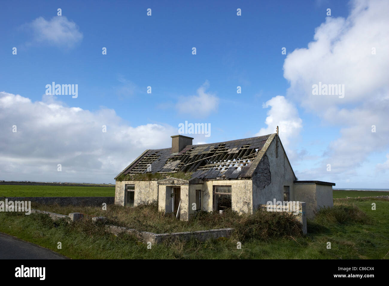 derelict abandoned old irish cottage in remote county sligo republic of ireland Stock Photo Alamy