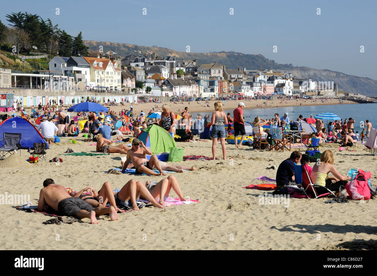 Crowded beach scene lyme regis hi-res stock photography and images - Alamy