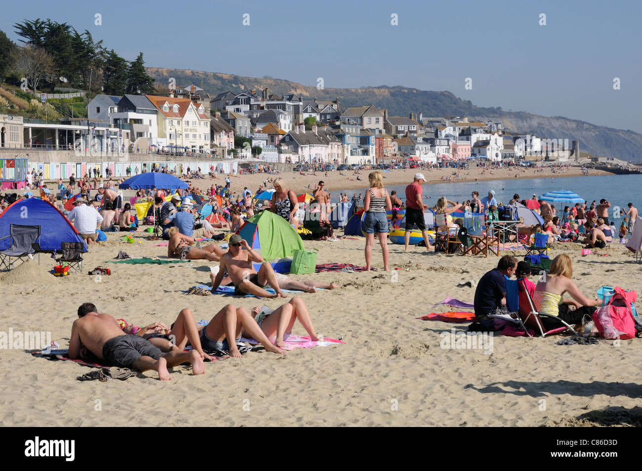 Crowded beach scene lyme regis hi-res stock photography and images - Alamy