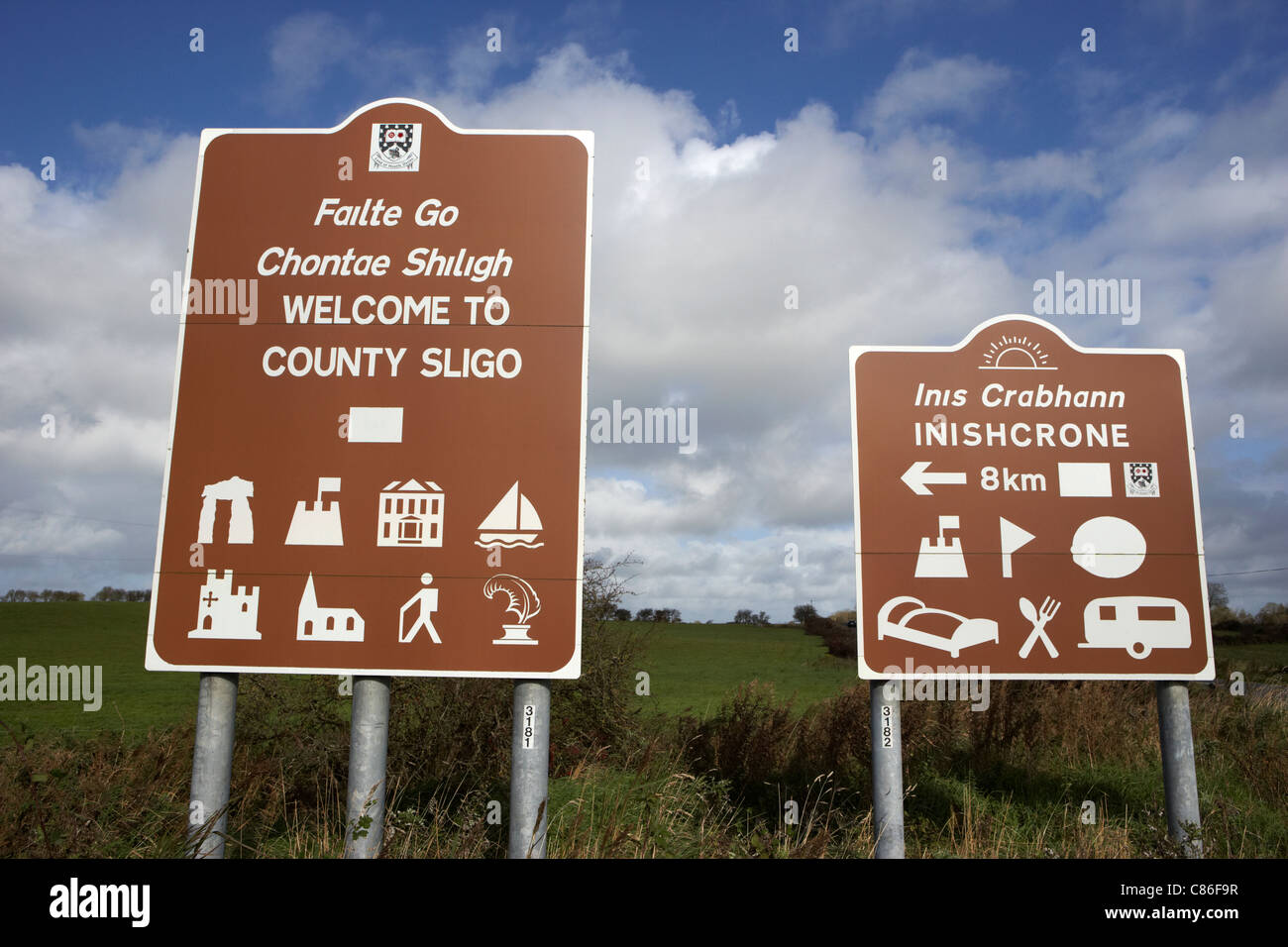 brown tourist welcome to county sligo and inishcrone bilingual irish gaelic english road sign signpost republic of ireland Stock Photo