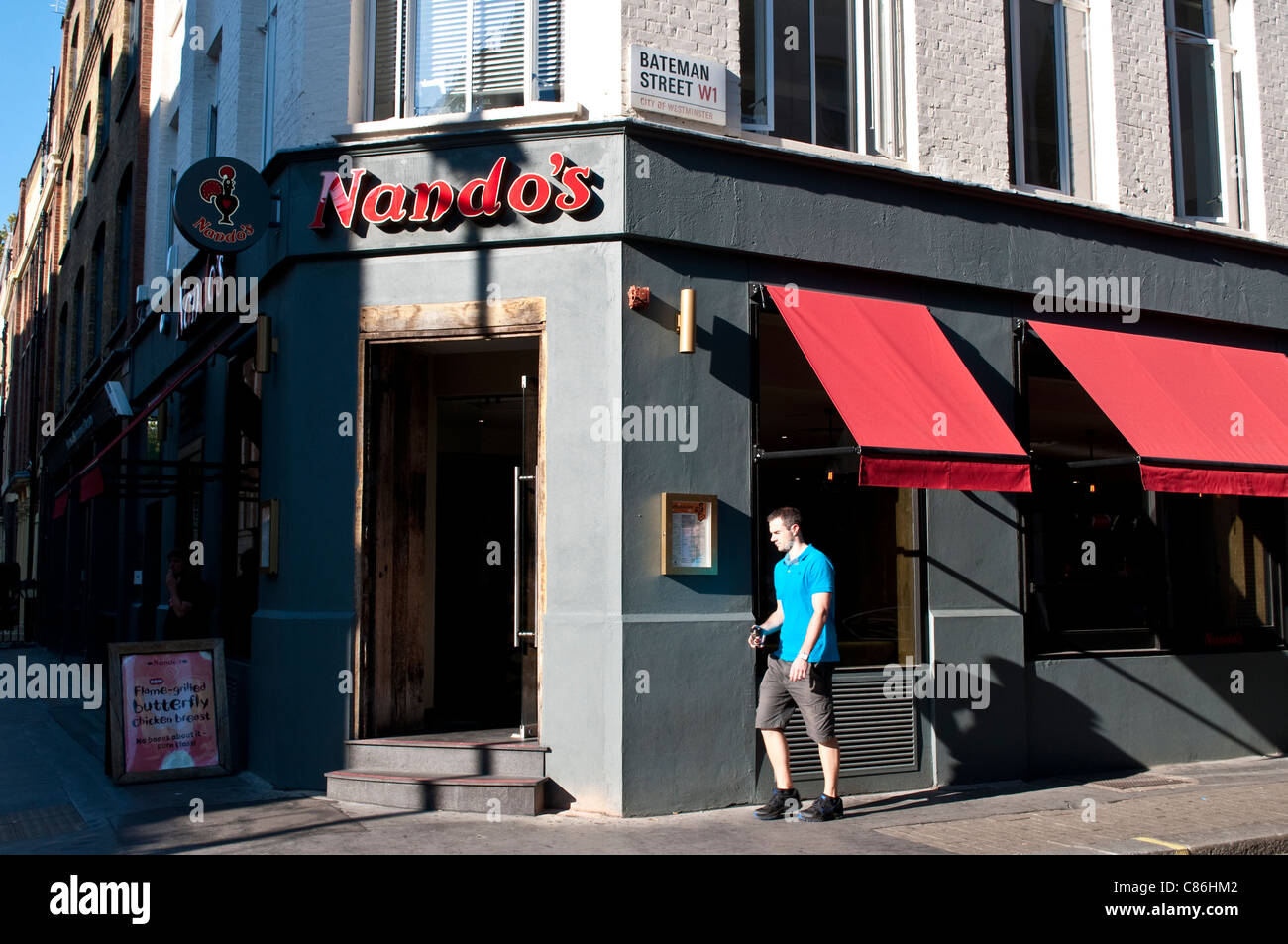 Nandos restaurant london exterior hi-res stock photography and images ...