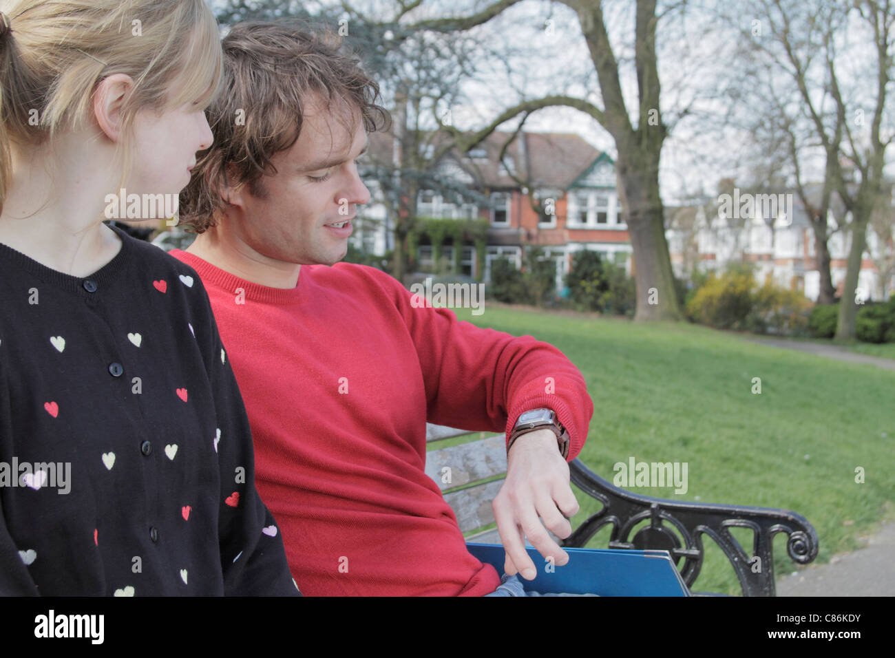 Первое знакомство с девочкой. Разговор мужчины и женщины. Парень и девушка беседуют. Парень знакомится с девушкой. Красивая девушка знакомится.