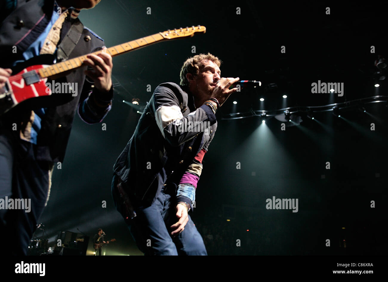 Chris martin jonny buckland coldplay hi-res stock photography and images -  Alamy