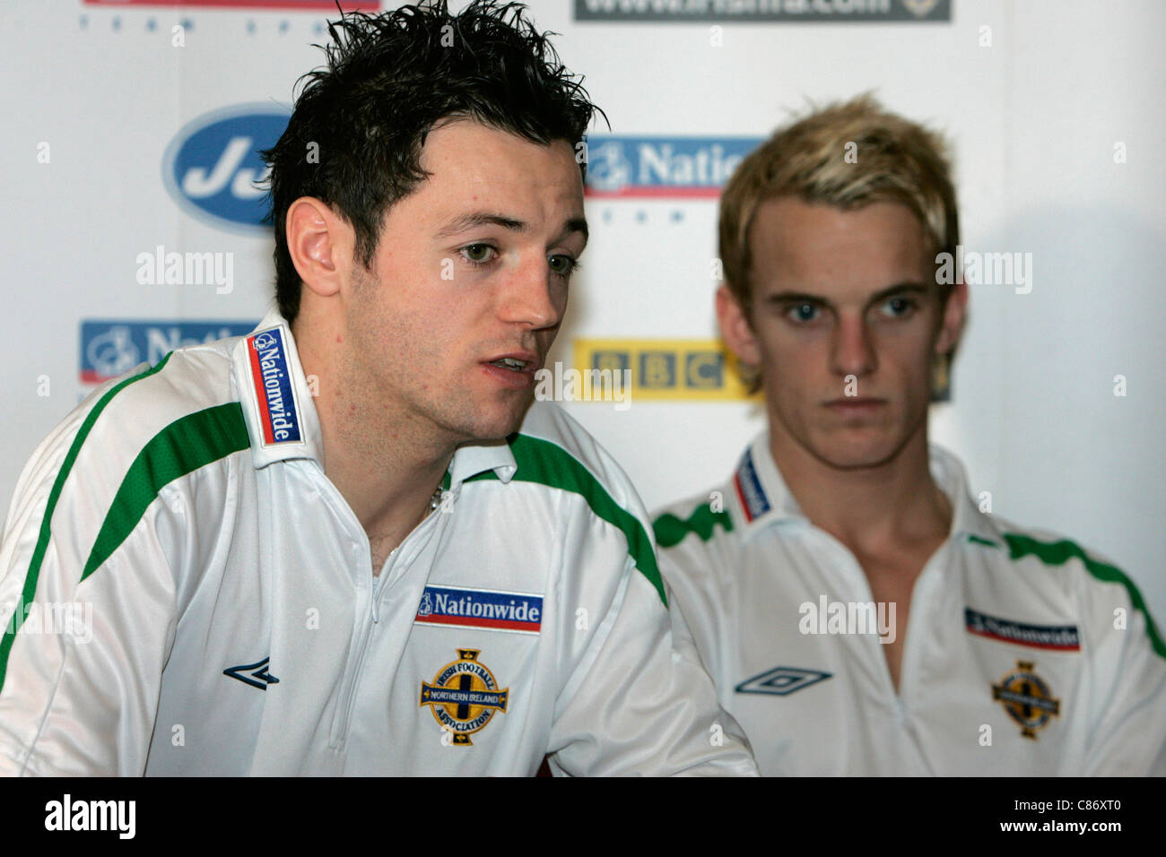 Ivan Sproule and Dean Shiels of Hibernian and Northern Ireland Stock Photo