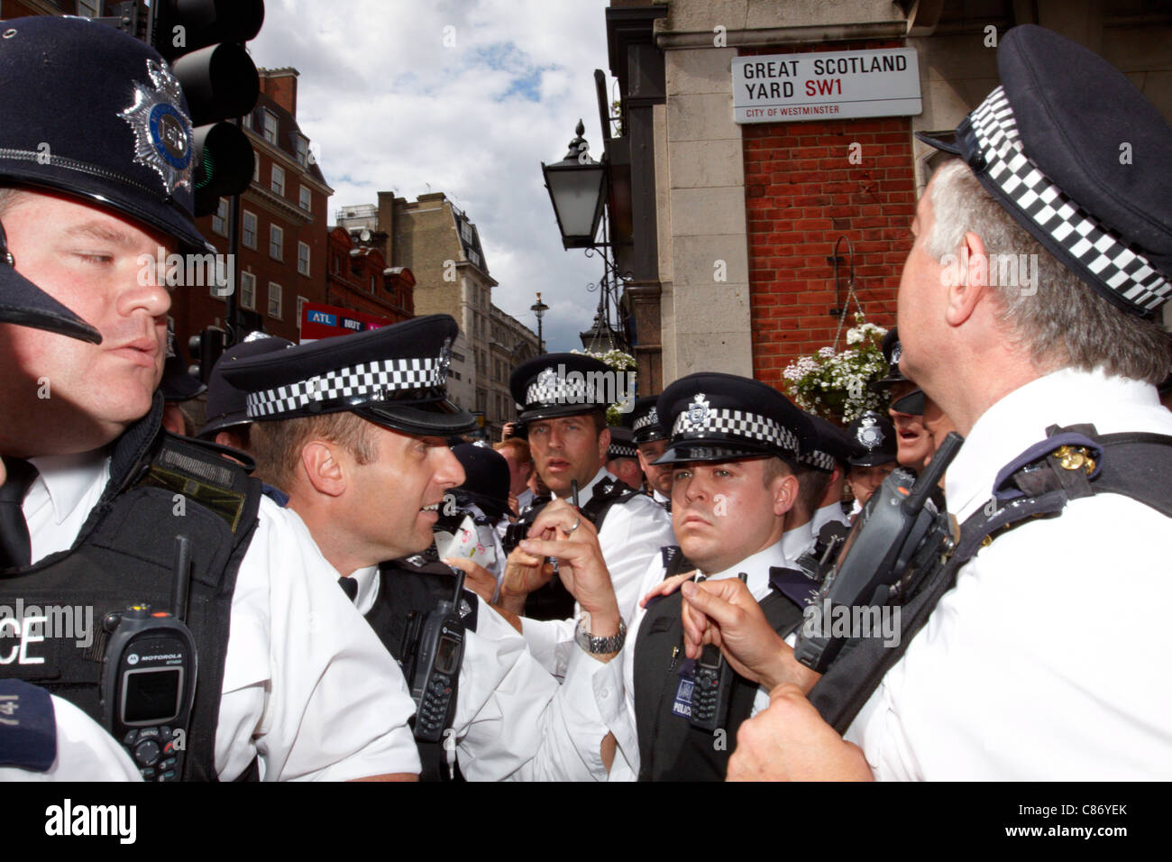 Police kettle hires stock photography and images Alamy