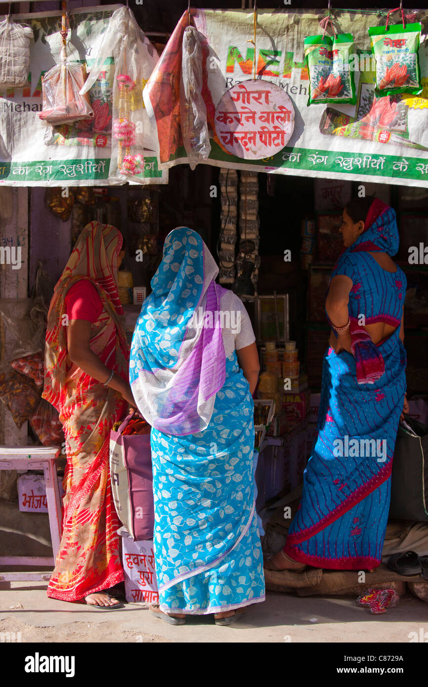 Indian women shopping, street sceneTambaku Bazar in Jodhpur Old Town, Rajasthan, Northern India Stock Photo