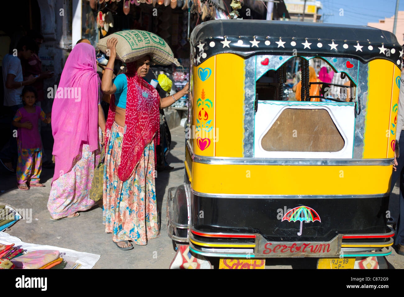 Crowded street scene people shopping at Sardar Market at Girdikot, Jodhpur, Rajasthan, Northern India Stock Photo