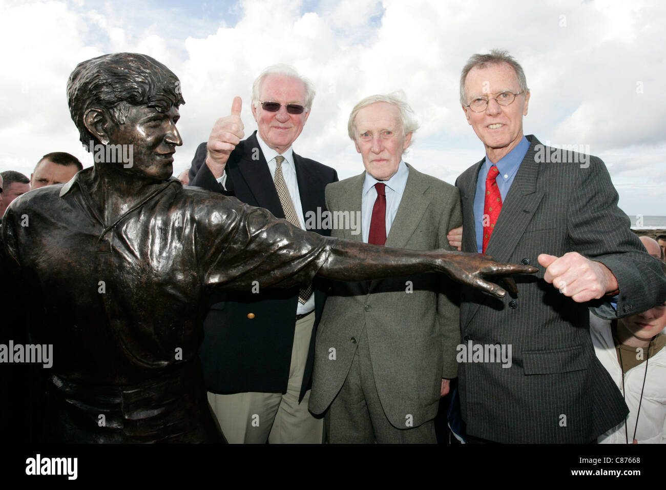 Richard Harris surviving brothers with his statue at the unveiling