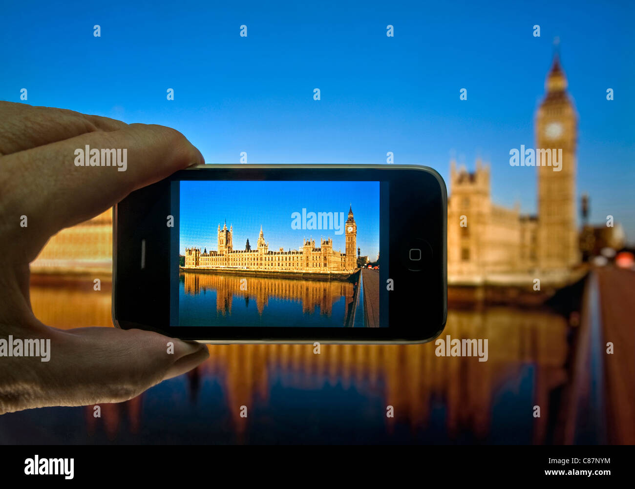 SMARTPHONE PHOTOGRAPHY VIDEO Taking still  / movie clip with a smartphone iPhone of Houses of Parliament with on-screen image Westminster London UK Stock Photo