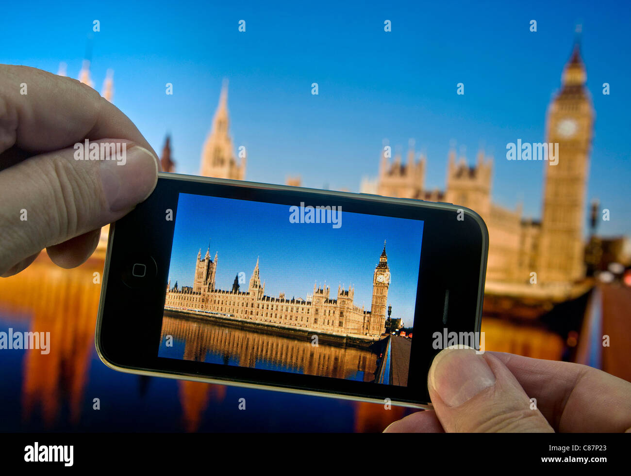 SMARTPHONE PHOTOGRAPHY PHOTO SCREEN IMAGE hands holding and taking a still / movie clip of the Houses of Parliament Westminster London UK Stock Photo