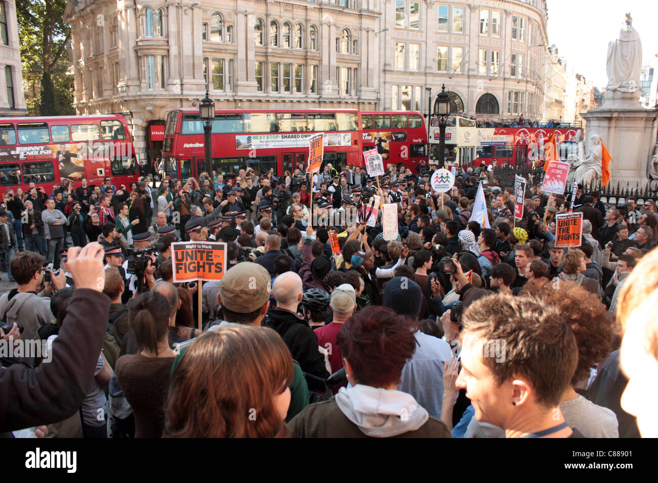 the police starts kettling OccupyLSX protesters outside St Paul's ...