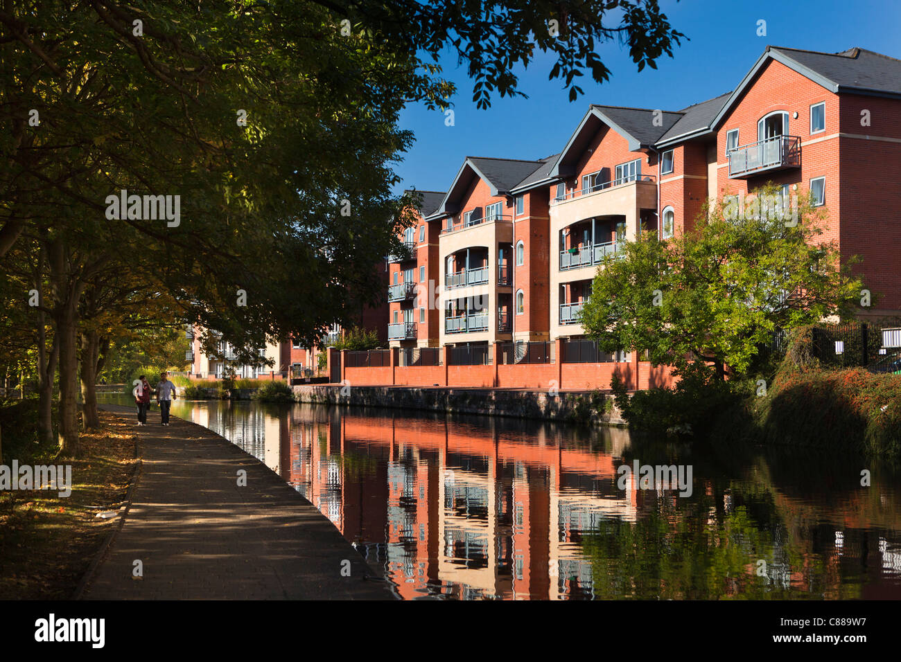 UK, Nottinghamshire, Nottingham, new housing reflected in Beeston Canal opposite towpath walk Stock Photo