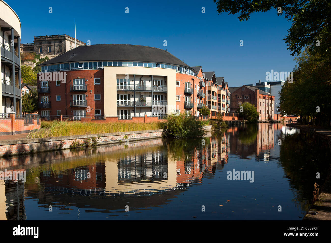 UK, Nottinghamshire, Nottingham, new housing reflected in Beeston Canal Stock Photo