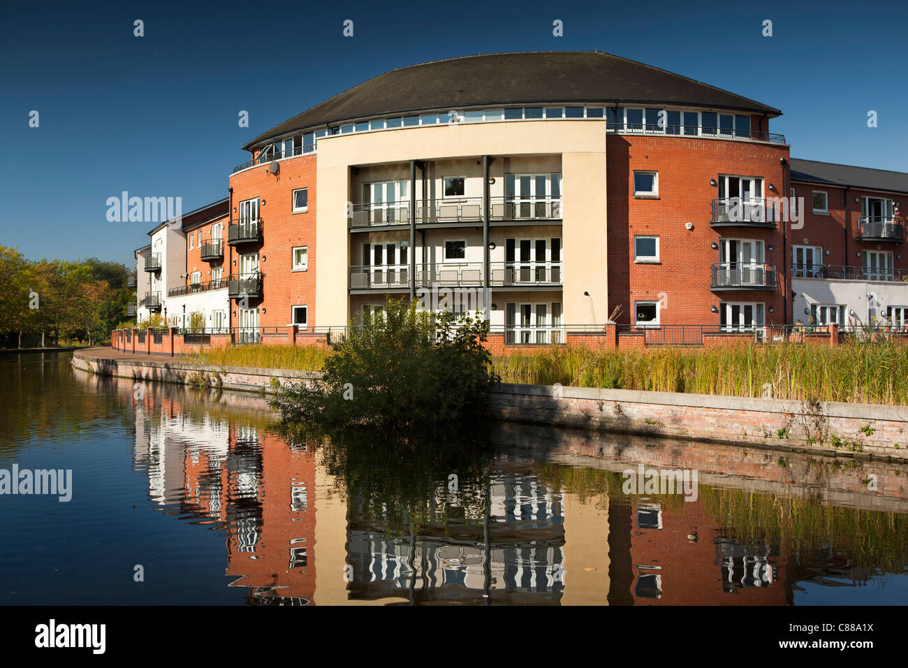 UK, Nottinghamshire, Nottingham, new housing reflected in Beeston Canal Stock Photo