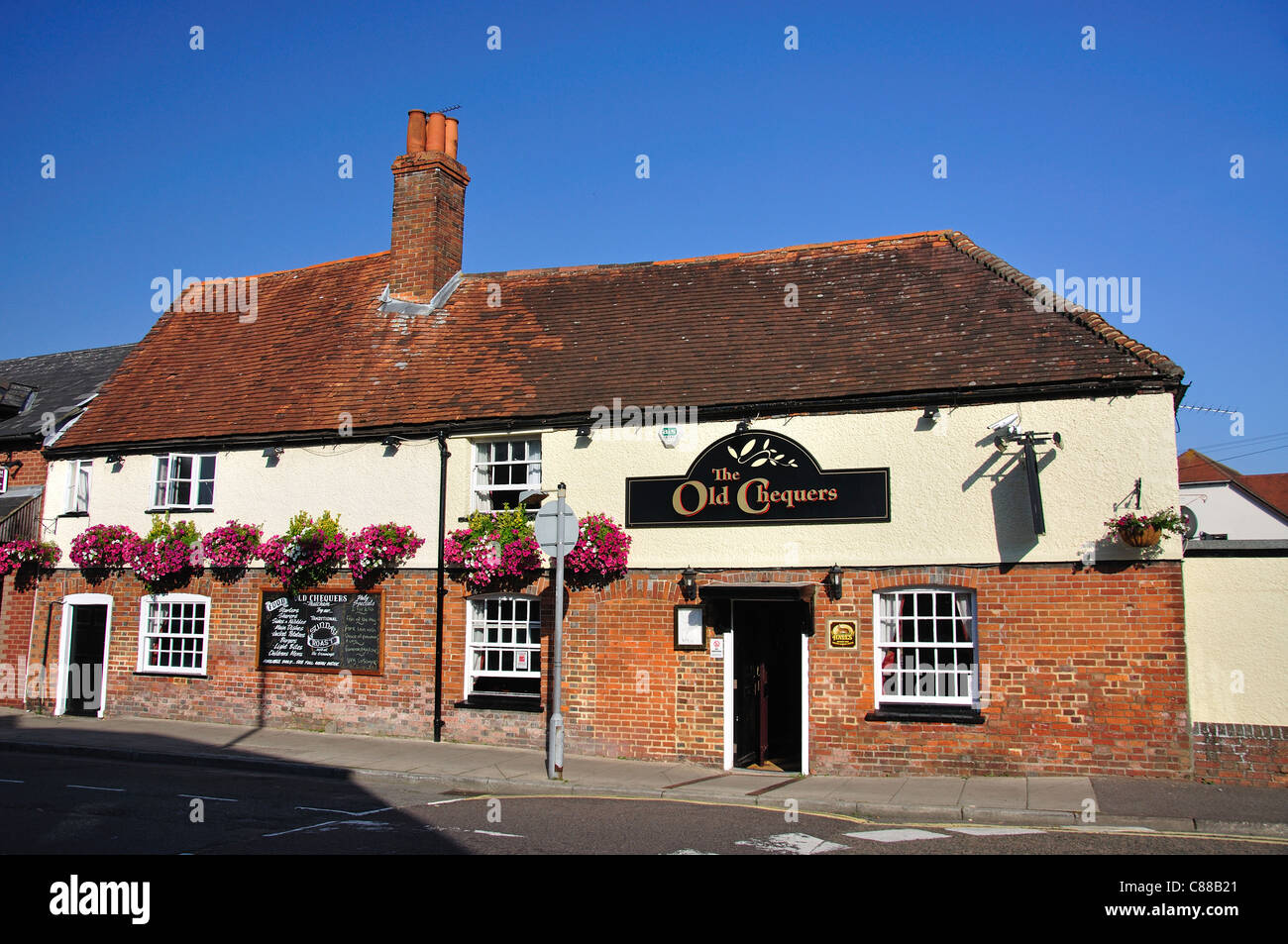 The Old Chequers Pub, The Broadway, Thatcham, Berkshire, England, United Kingdom Stock Photo