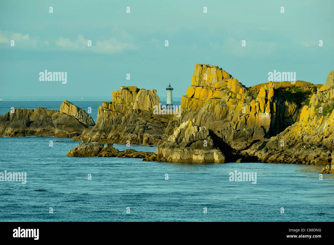 Point of Grouin, lighthouse : la Pierre-de-Herpin, rocks of the island of Landes (Brittany, France). Stock Photo