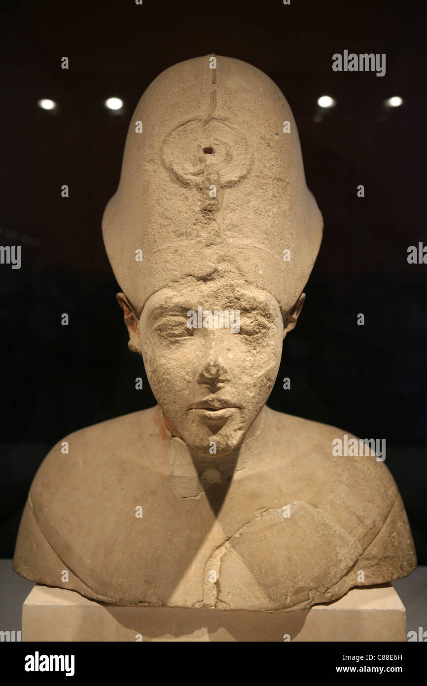 Limestone bust of Pharaoh Akhenaten on display in the Louvre Museum ...