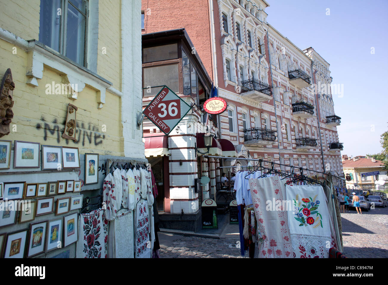 Street stalls and restaurants on St Andrew's Descent, Kiev, Ukraine Stock Photo