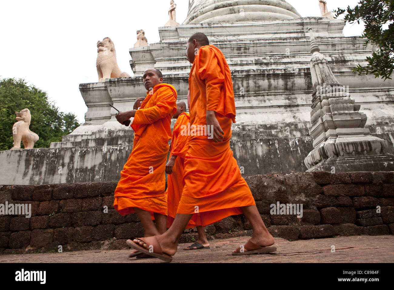 Monks walk past the Wat Phnom in Phnom Pehn, Cambodia, SE Asia. Stock Photo