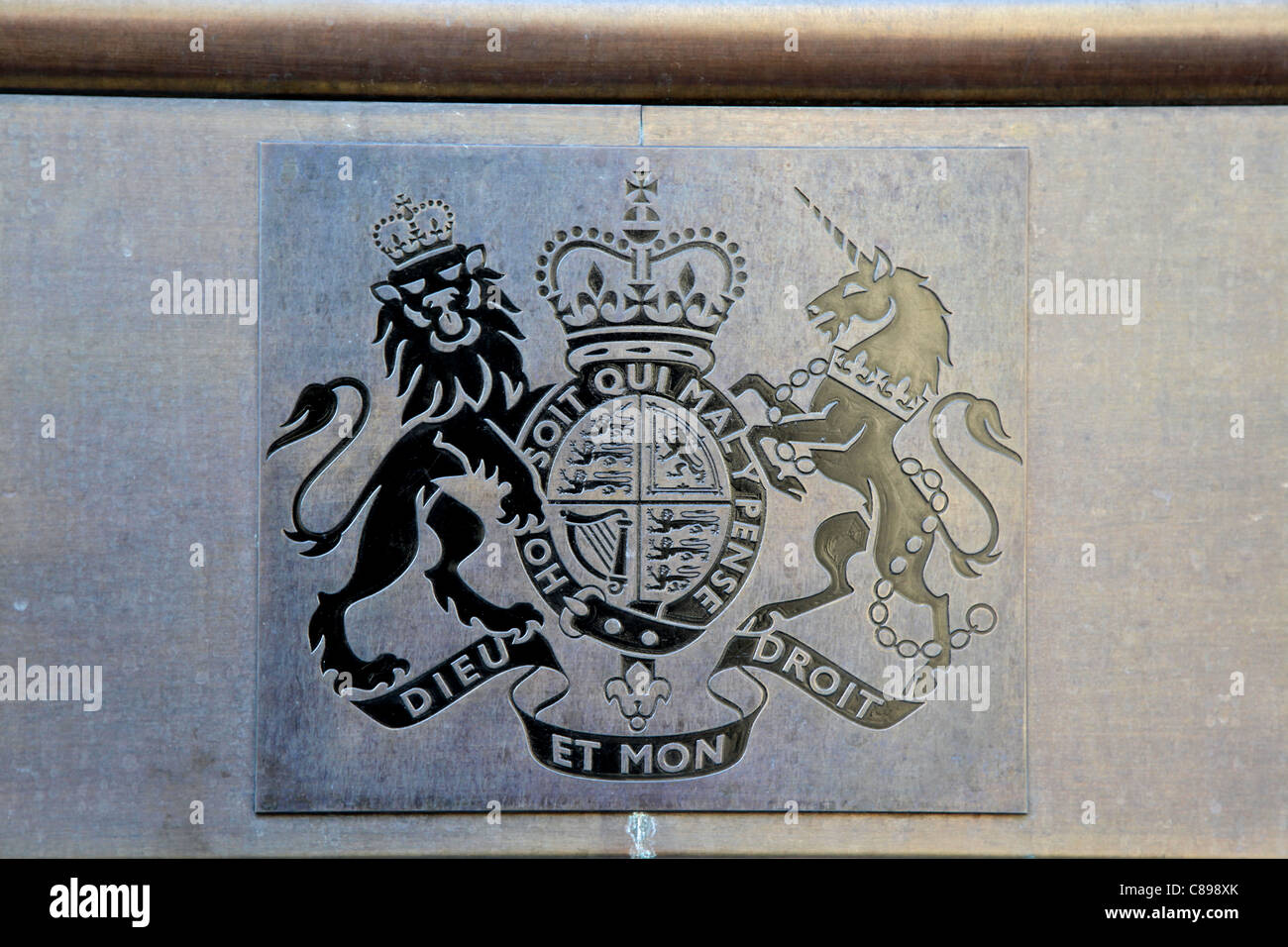 The Royal Coat of Arms with the motto 'Dieu et mon droit' on 70 Whitehall, Cabinet Office Stock Photo