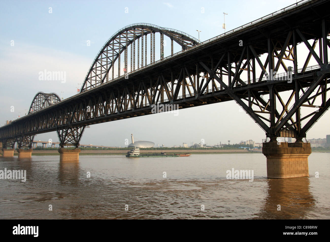 Jiujiang Conference Centre framed by Jiujiang Yangtze River Bridge, China Stock Photo