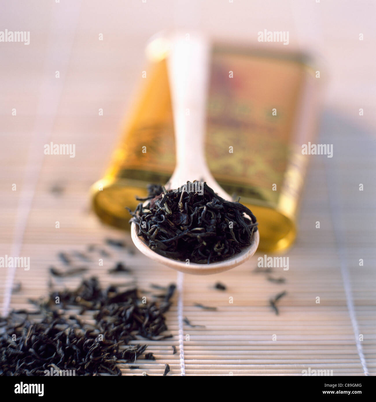 Loose tea and spoon Stock Photo Alamy