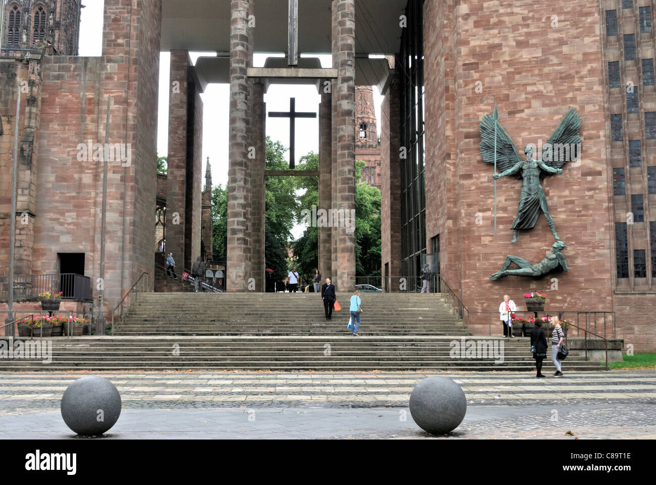View of the modern courtyard and NEW  Cathedral entrance, Coventry Stock Photo