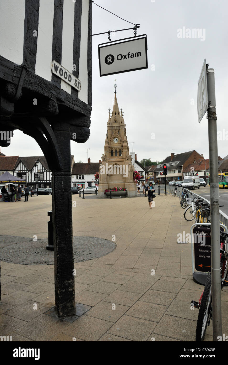 Old Village square, Stratford-upon-Avon through wooden arch, the corner support of an Elizabethan building. Stock Photo