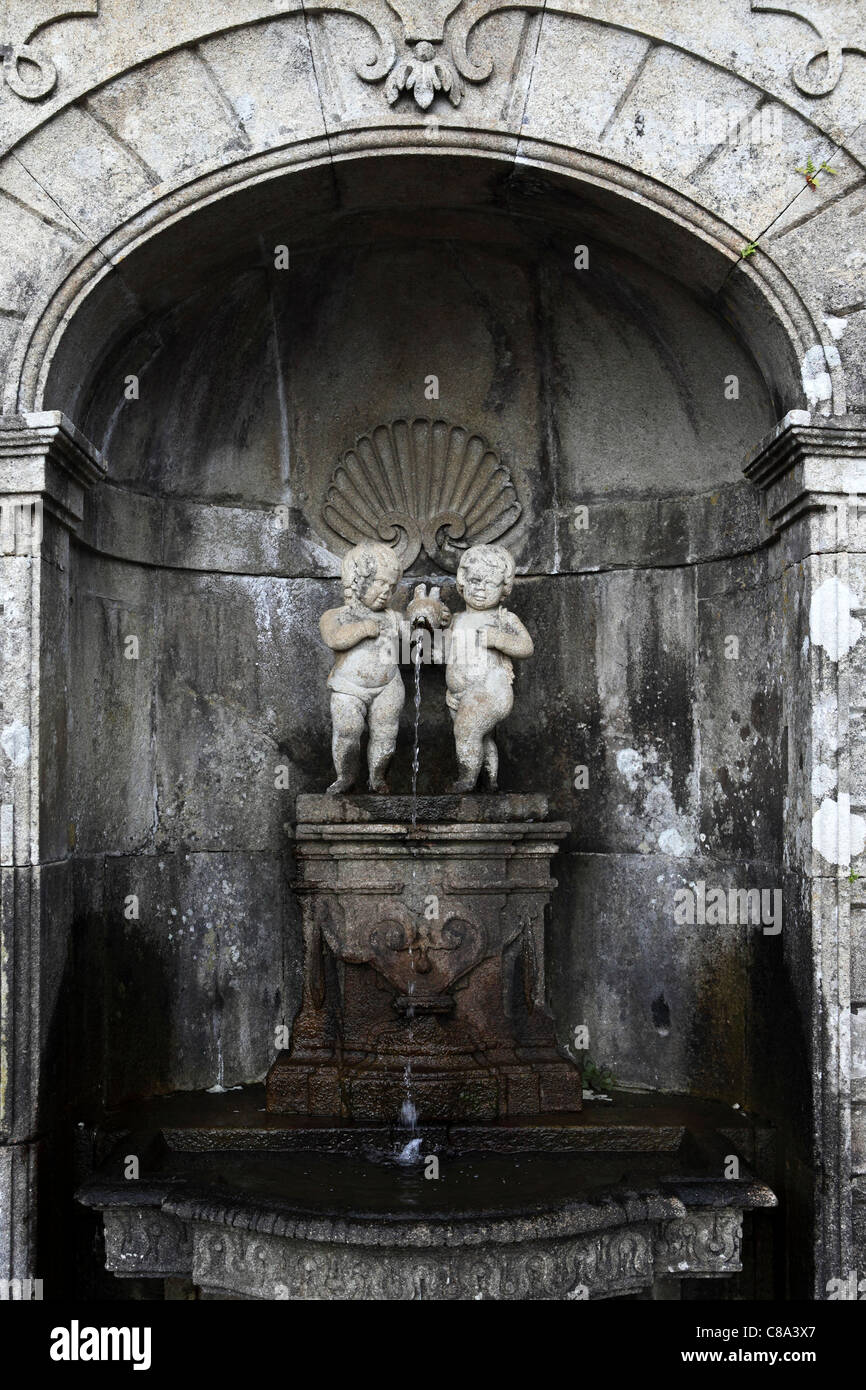 Cherubs fountain hi-res stock photography and images - Alamy