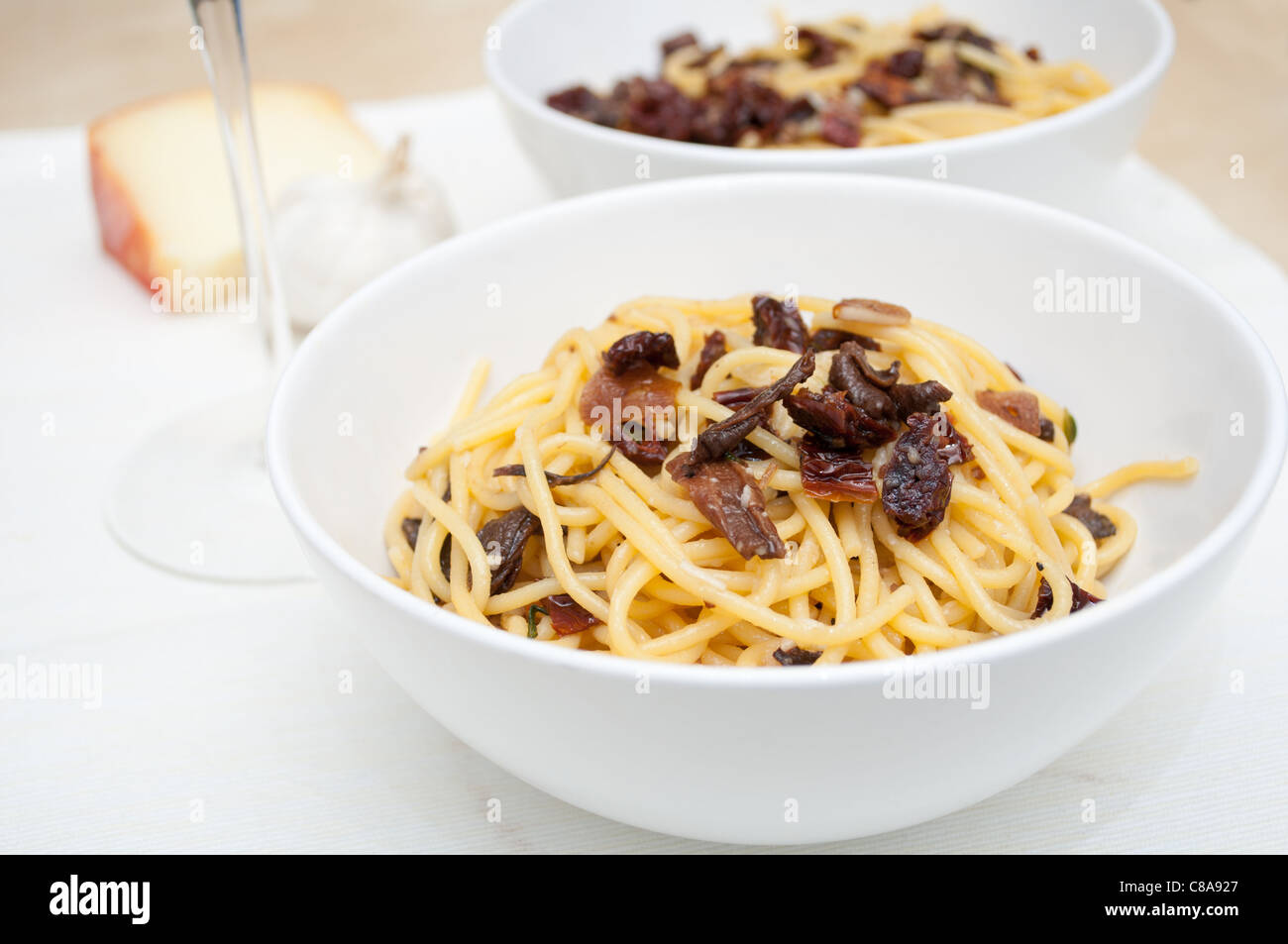 Spaghetti piccanti con funghi e pomodori secchi Pasta with mushrooms