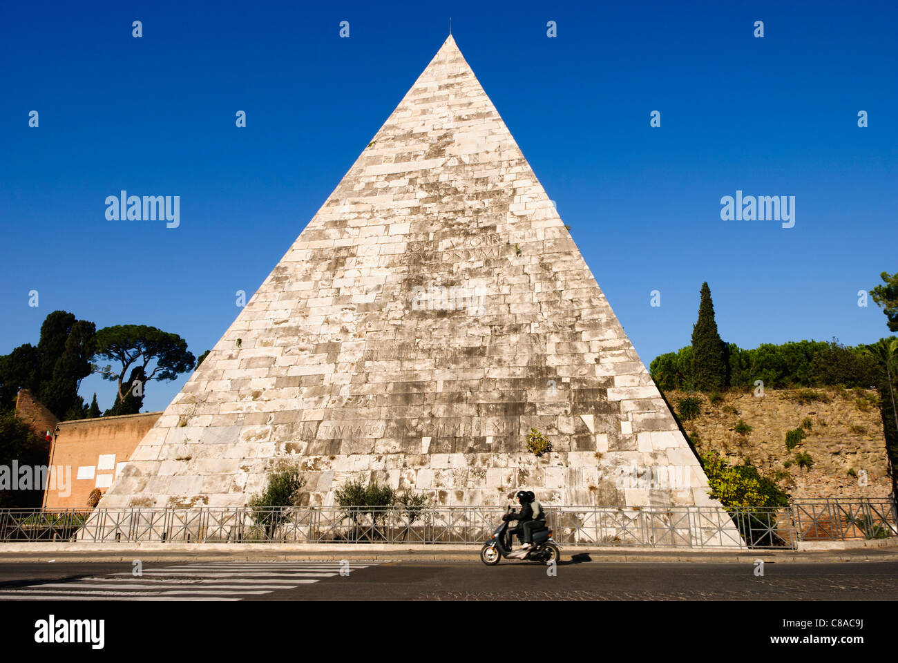 Pyramid of Cestius - Rome, Italy Stock Photo - Alamy