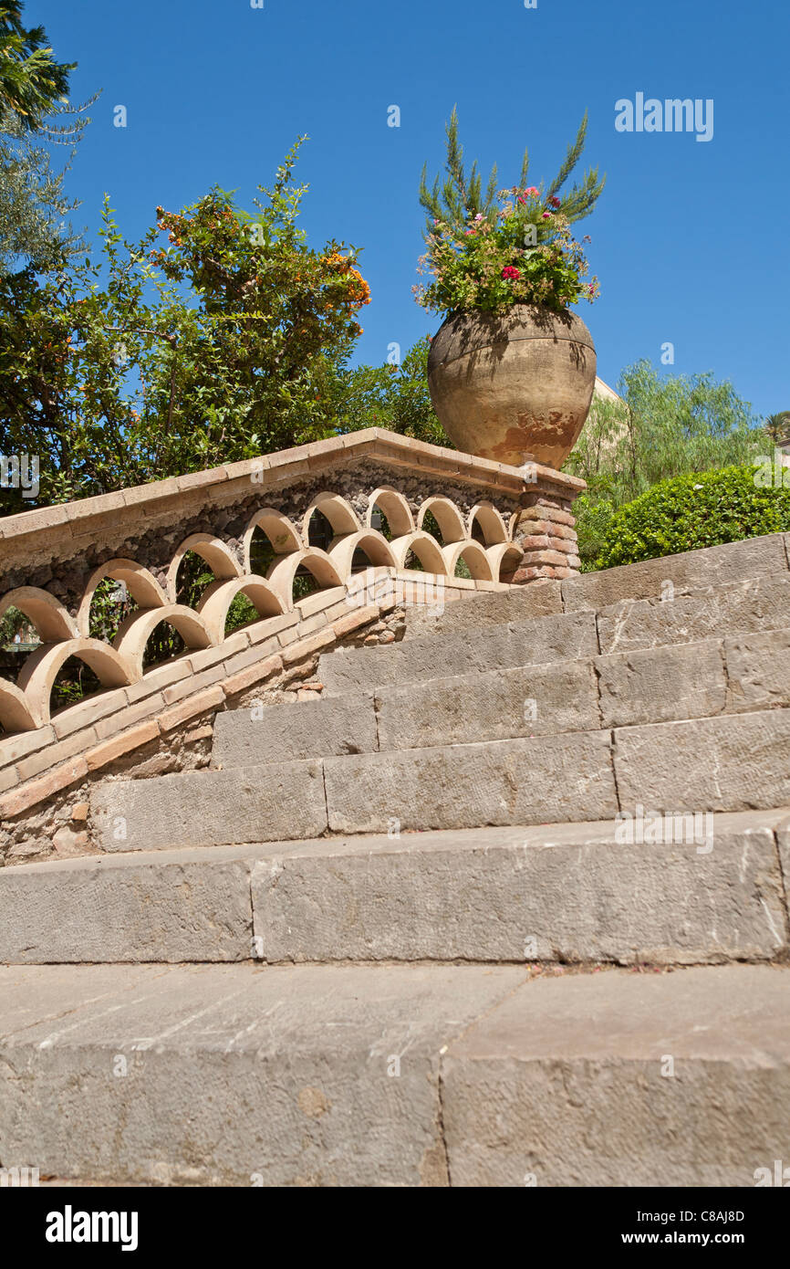 Steps, wall and plant pot, Trevelyan Public Gardens, Villa Comunale, Via Bagnoli Croce, Taormina, Sicily, Italy Stock Photo