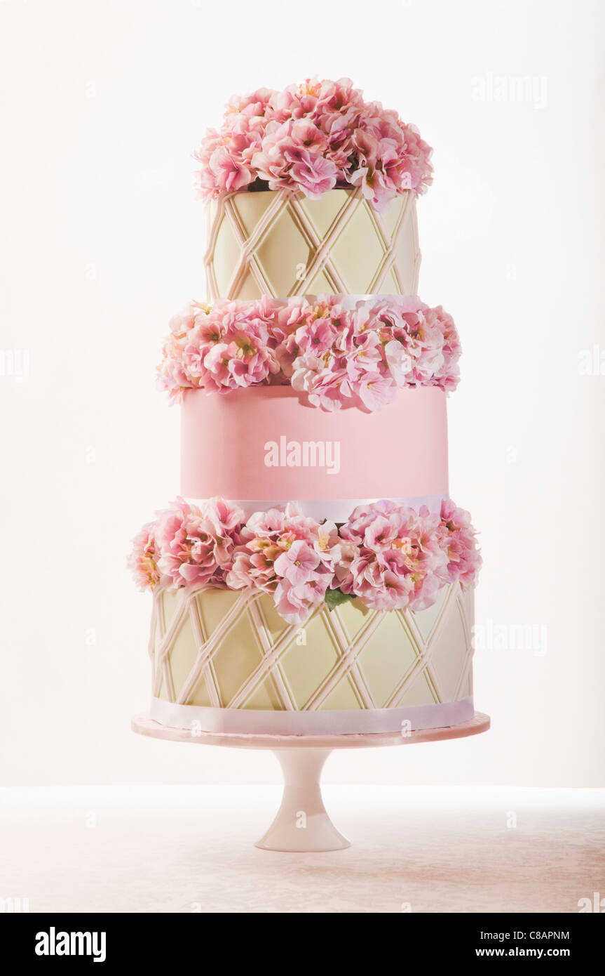 Pink tiered cake hi-res stock photography and images - Alamy