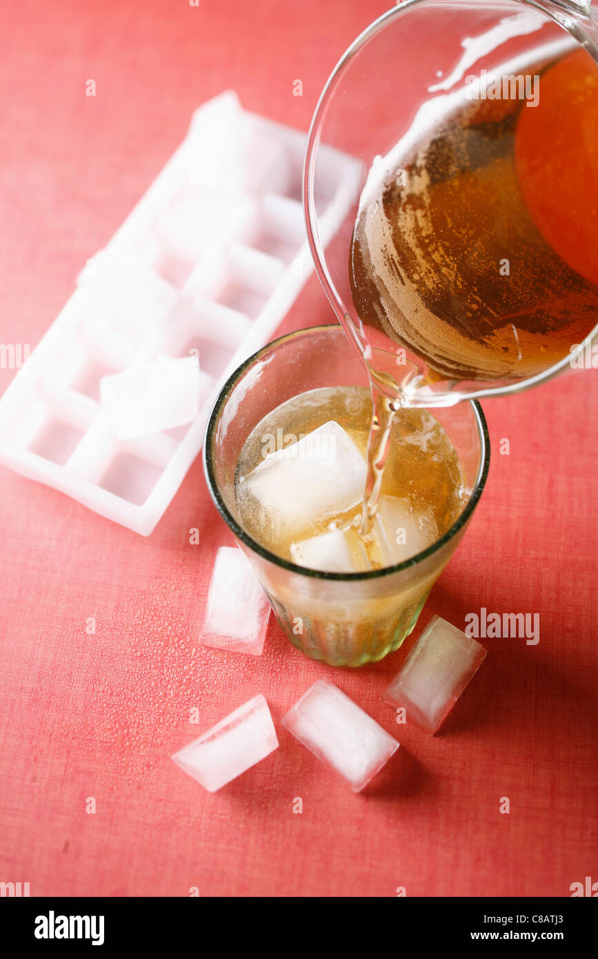 Serving iced tea Stock Photo Alamy