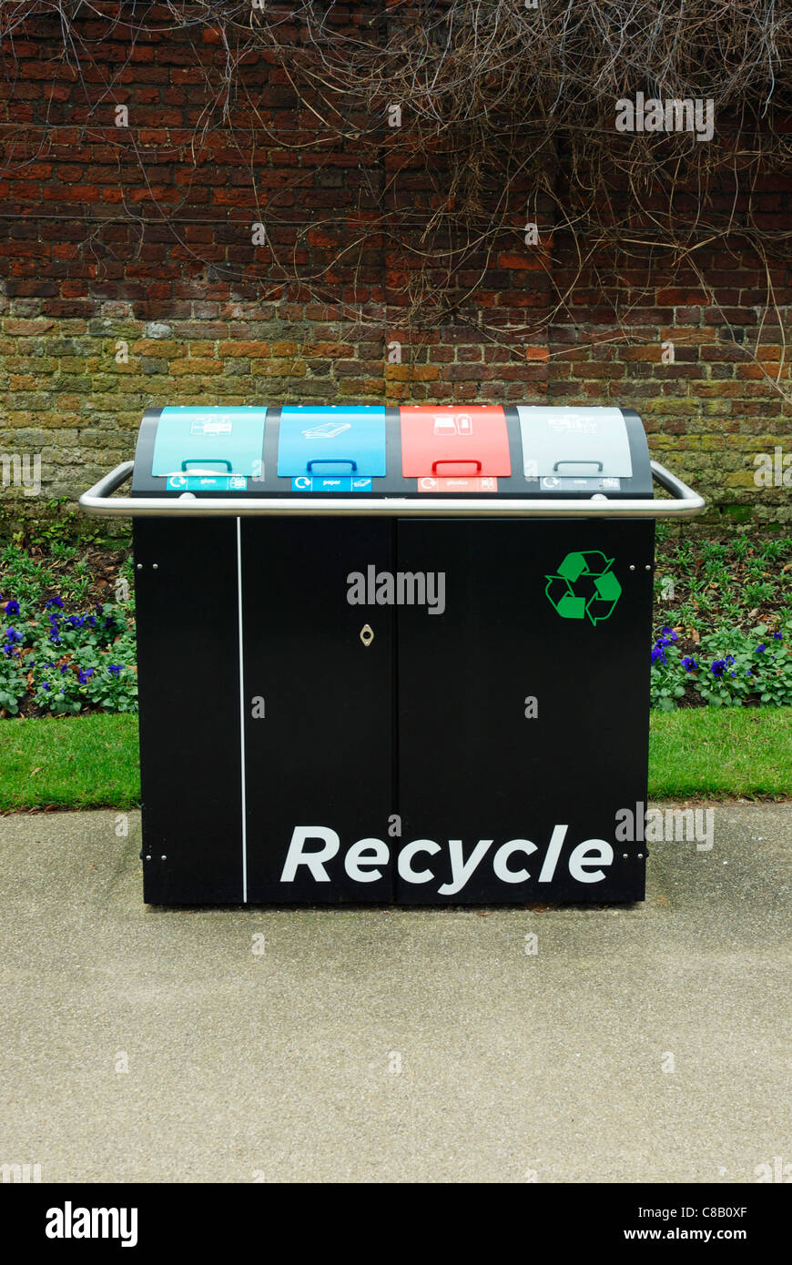 Recycle bin hi-res stock photography and images - Alamy