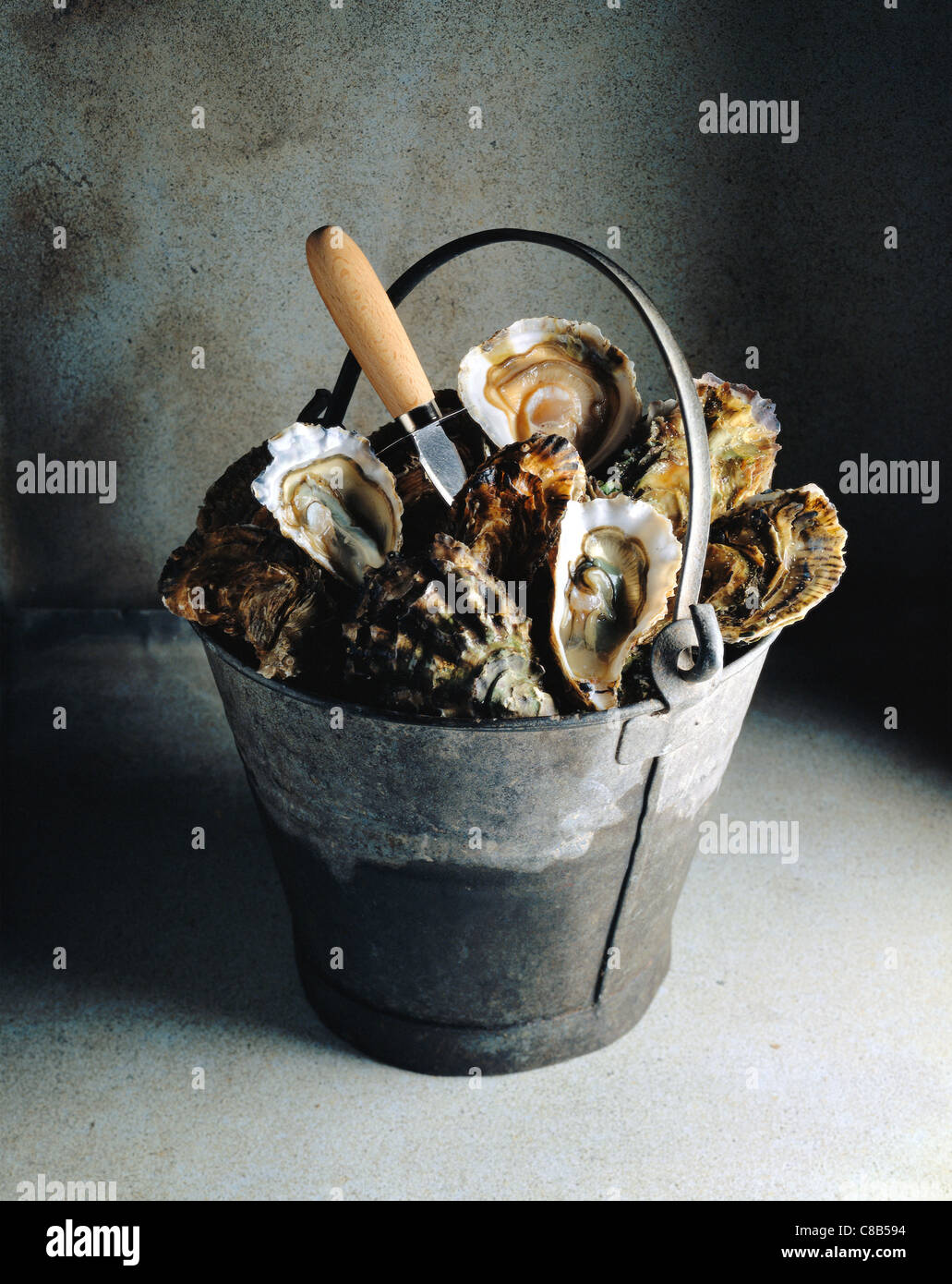 Bucket Of Oysters High Resolution Stock Photography and Images Alamy
