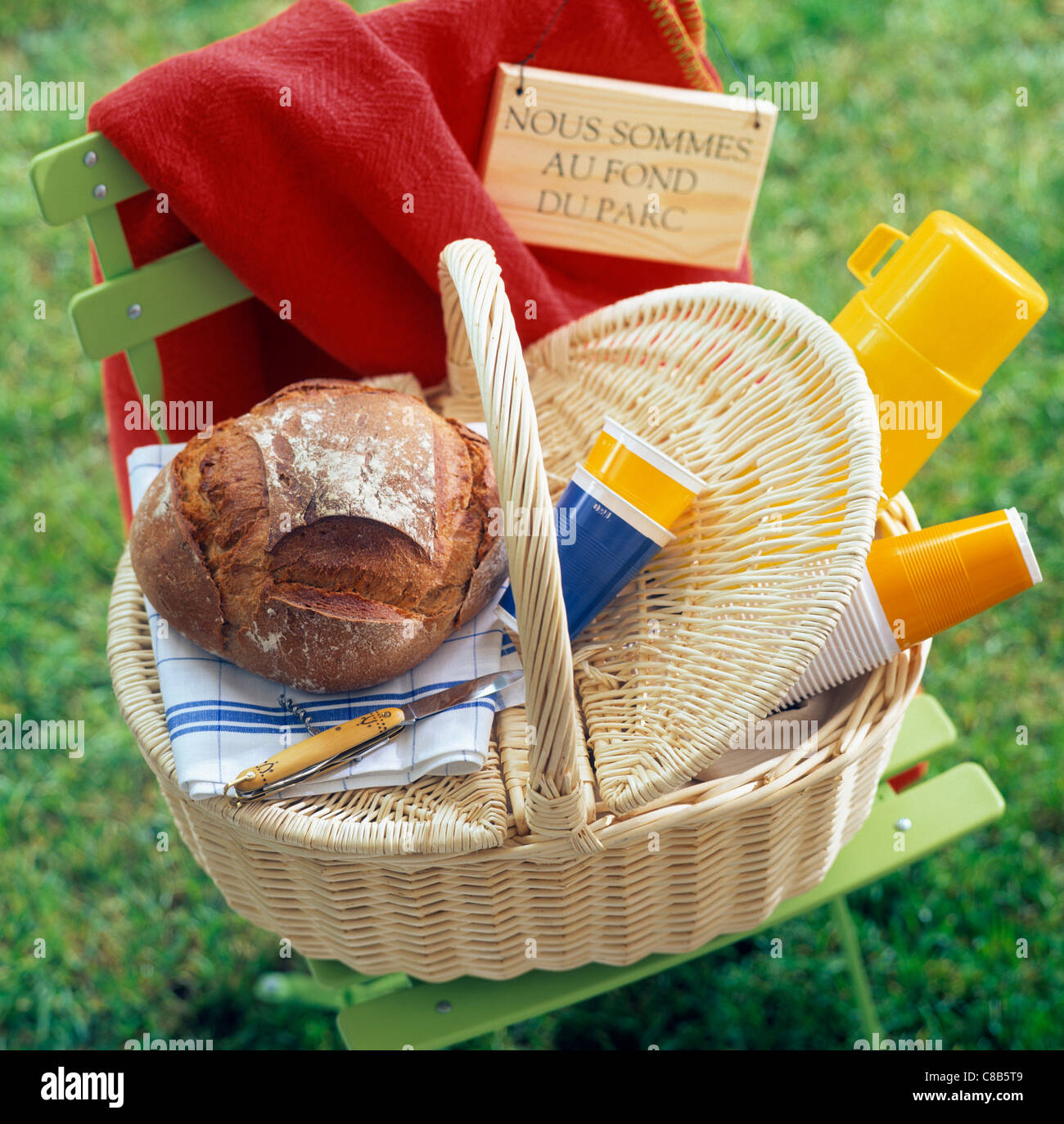 Picnic basket hi-res stock photography and images - Alamy