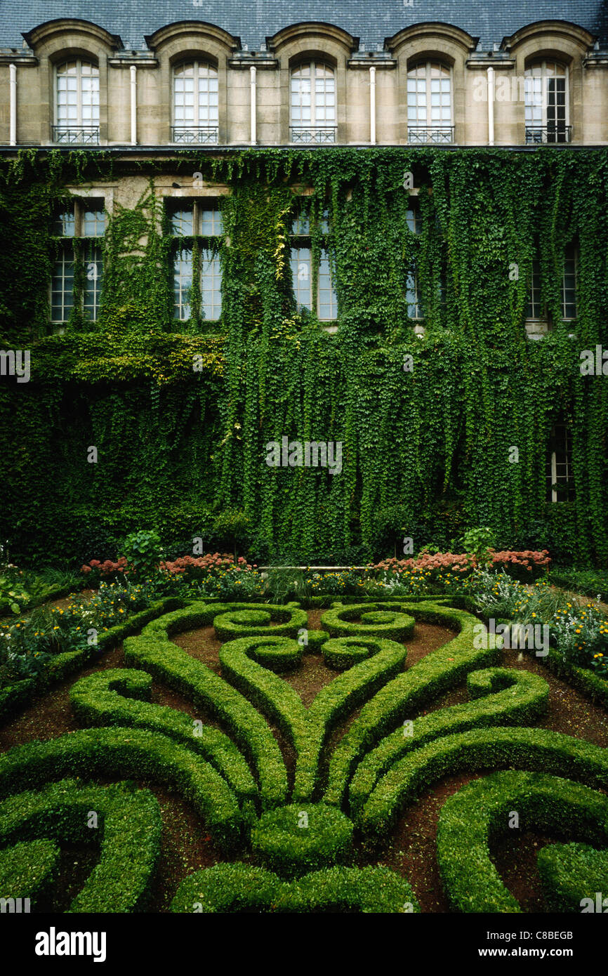 Paris. France. Formal garden / courtyard of Musee Carnavalet, rue de Sevigne 3rd Arrondissement. Stock Photo