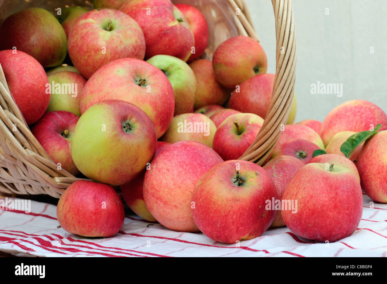Apples in a basket hi-res stock photography and images - Alamy