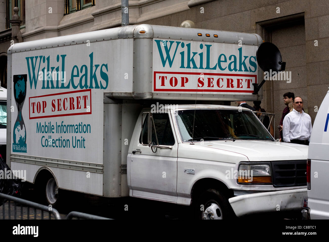 WikiLeaks TOP SECRET Mobile Information Collection Unit on the side of a Ford F-350 Box Truck with satellite dish attached Stock Photo