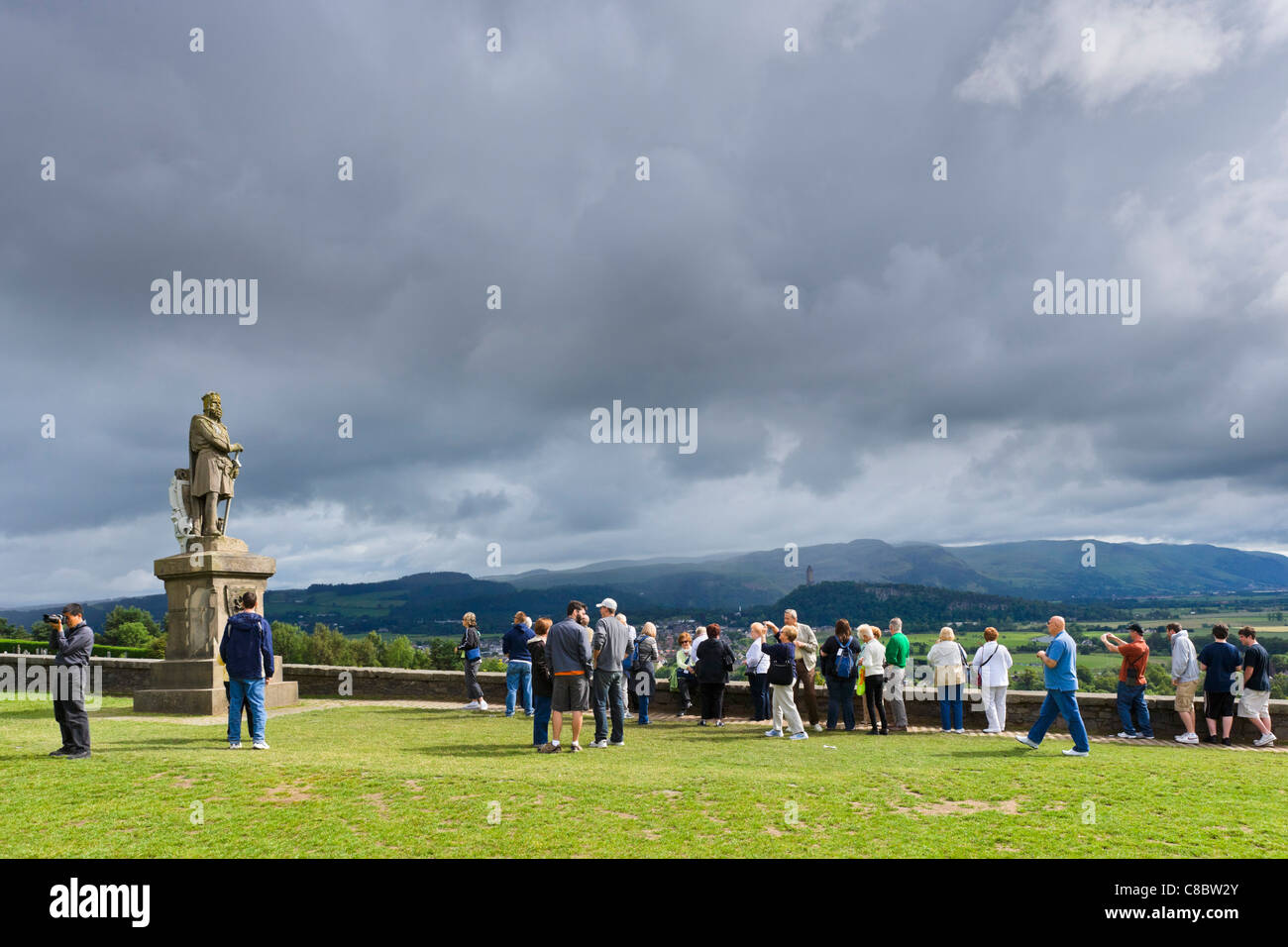 Tourists beneath the statue of Robert the Bruce outside Stirling Castle, Stirling, Scotland, UK Stock Photo