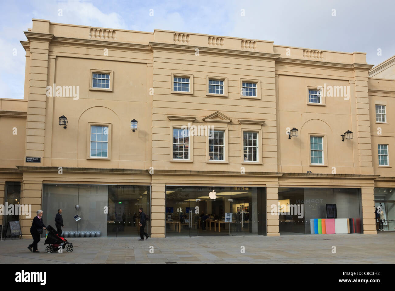 Southgate Place, Bath, Somerset, England, UK. The Apple store in modern new pedestrianised shopping centre Stock Photo