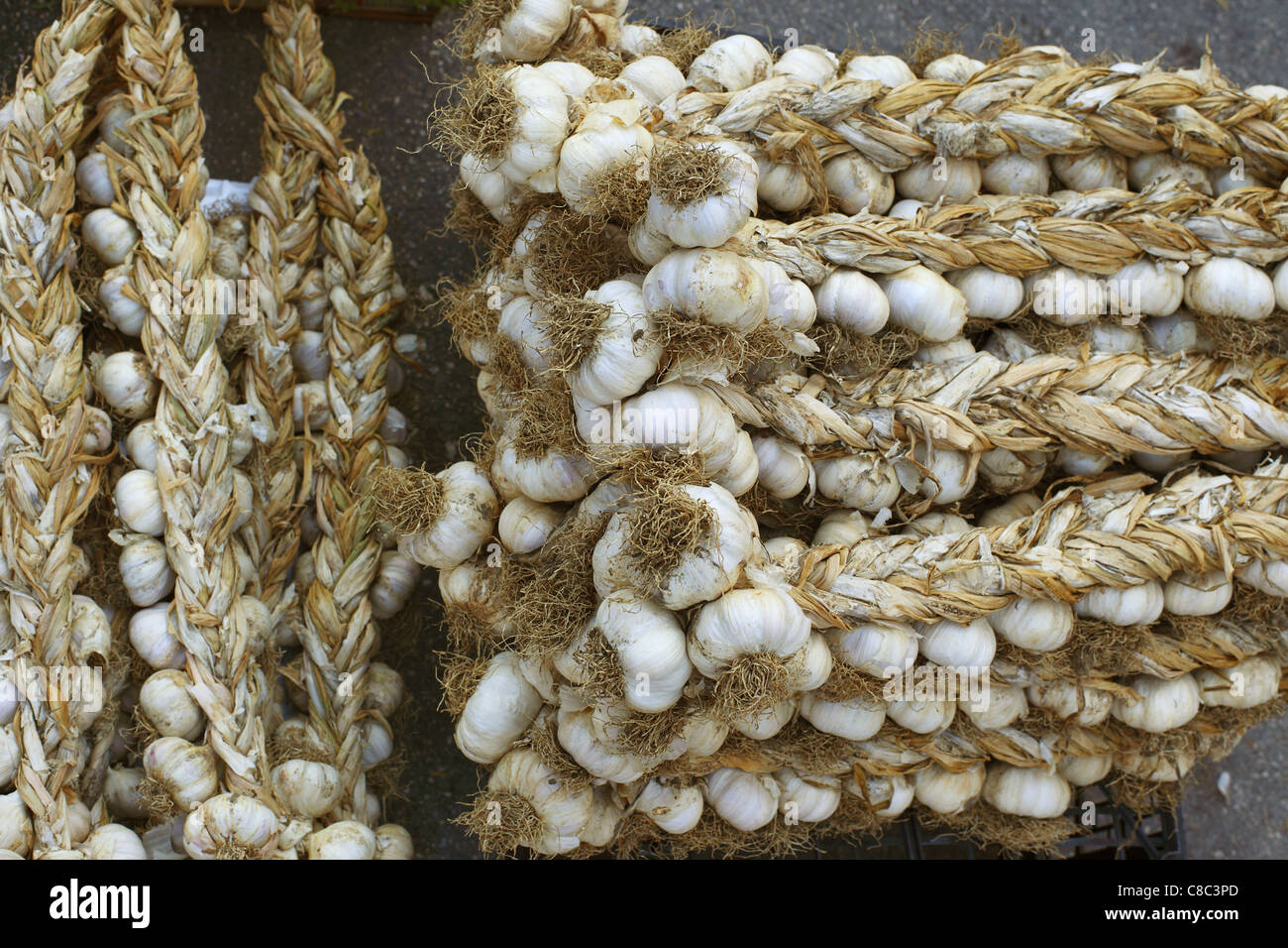 Garlic on sale at the street market in Sulmona, Italy Stock Photo Alamy