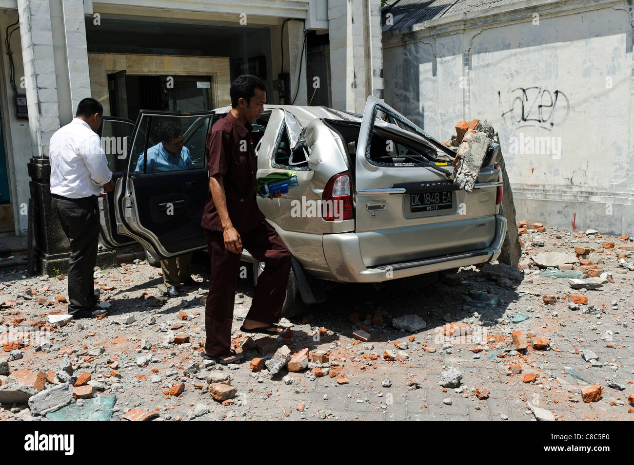 Damaged by the earthquake hi-res stock photography and images - Alamy